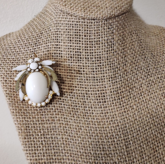Vintage JULIANA Delizza & Elster Milk Glass Bee Bug Insect Pin Brooch - Picture 7 of 16